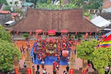 游客前来祥飘亭参观拜佛。