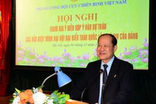 越南老兵协会主席毕春长上将在会上发表讲话。