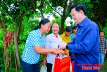 梅文正副总理向受暴雨洪水影响的民众赠送慰问品。（图片来源：清化省报）