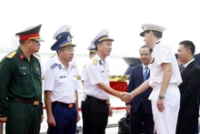 海军第三区领导欢迎法国海军舰艇领导抵达岘港市。（图片来源：越南海军）