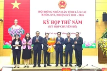 各位代表送花祝贺阮俊英同志当选老街省人民委员会主席。