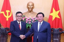 越南胡志明国家政治学院院长阮春胜与印度尼西亚国家国防研究院院长艾斯·哈桑·西亚兹利。（图片来源：越通社）