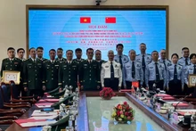 双方代表合影留念。