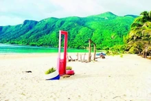 昆岛拥有平坦的海滩、细腻的白沙和清澈湛蓝的海水，使其成为极具吸引力的旅游目的地。