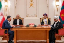 2025年5月27日，阿曼苏丹海赛姆·本·塔里克·阿勒赛义德（右，后排）和伊朗总统马苏德·佩泽什基安（左，后排）在阿曼首都马斯喀特出席签字仪式。（来源：新华社）