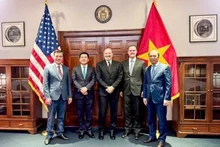 工贸部长阮鸿延与美国商务部长霍华德·卢特尼克及美国贸易代表大使贾米森·格里尔举行会谈。