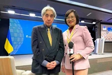 日本常驻欧盟记者谷口长代和越通社记者合影。