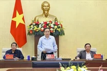 越南国会党组书记、国会主席陈清敏主持人事工作会议。