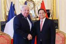 范明正总理会见法国参议院议长热拉尔·拉尔歇。