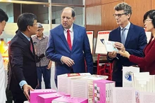 展示关于胡志明主席的作品。