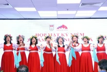 胡志明市越俄友好协会成员表演的节目。（图片来源：越通社）