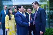 越南政府总理范明正参观法国国家铁路公司。