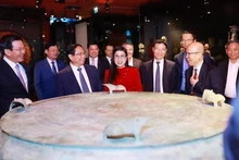 越南政府总理范明正参观法国凯布朗利博物馆。