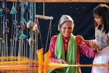 庆和省美业乡居民坚持传承传统手艺，并将占族土锦编织工艺打造成中部地区独具特色的文化象征。（图片来源：越通社）