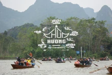 游客前往香寺时不仅能踏上朝佛之旅，还可泛舟于山水之间，尽览春日胜景。