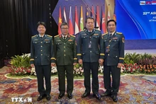 参加会议的越南代表团。