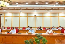 国家主席梁强与政治局委员、书记处成员和代表们与富寿省委常委举行工作会议。