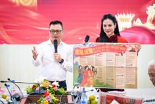 越共中央委员、《人民报》社总编辑、中央宣教与民运部副部长、越南新闻工作者协会主席黎国明介绍《人民报》国庆特刊。