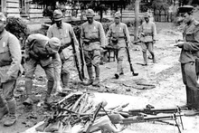 日本法西斯关东军士兵向苏联红军缴械投降（1945年8月）。（图片来源：国际文件/越通社）