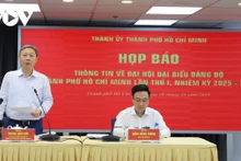 胡志明市委宣教与民运部部长杨英德在新闻发布会上发表讲话。（图片来源：越南之声）