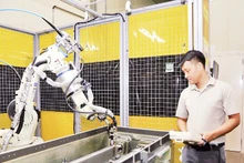 和乐高科技园区韩华航空发动机工厂生产中的机器人应用。（图片来源：青海 摄）
