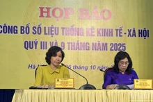 越南财政部统计总局国民经济核算系统司司长阮氏梅幸回答记者的提问。（图片来源：HNV 摄）