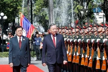 通伦·西苏里同志与苏林同志检阅仪仗队。