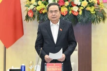 国会主席陈青敏在会上发表讲话。