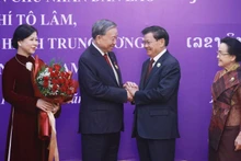 越共中央总书记苏林荣获老挝国家金质勋章。（图片来源：越通社）