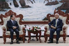 越共中央宣教与民运部部长郑文决与老挝人民革命党中央宣传部部长坎潘·佩亚翁举行工作会谈。