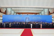 10月25日上午，越南国家主席梁强、联合国秘书长安东尼奥·古特雷斯与出席《河内公约》开放签署仪式的各国代表团团长合影。