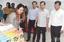 同塔省领导参观考察该省企业。