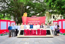 老挝新闻传媒管理干部代表团在越南《人民报》合影留念。