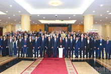 越共中央总书记苏林同出席《河内公约》开放签署仪式的各国代表团团长。