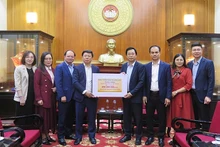 陈青林副部长移交宣教与民运部全体干部、党员和劳动者为协助洪灾民众开展灾后重建工作筹集到的4.5亿越盾善款。