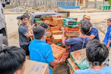 胡志明市人民积极参与救灾工作。