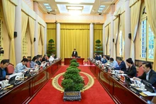 越南国家主席梁强主持会议。