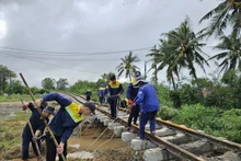 由于遭受嘉莱、广义、得乐、庆和等省持续强降雨影响，铁路部门44列客运列车被迫停运。