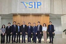 韩国中小企业振兴公团代表团造访越南—新加坡工业园区。