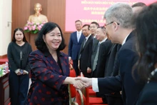 越南祖国阵线中央委员会主席裴氏明怀会见赴越出席第13届越中人民论坛的代表团。（图片来源：mattran.org）