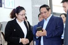 范明正总理实地考察广宁省公共行政服务中心。（图片来源：越通社）