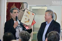 厄尔-卢瓦尔省法越友好协会主席吉尔伯特·特内兹分享与越南的团结友谊之情。