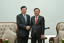 越共中央书记处常务书记陈锦秀与老挝人民革命党中央总书记、国家主席通伦·西苏里。