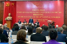 越共中央政治局委员、外交部长黎怀忠在会议上通报越共十四大取得的成果。（图片来源：越通社）