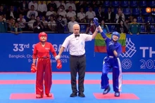 黄氏翠江（右）在第33届东南亚运动会踢拳项目女子50公斤级点数对抗赛中表现出色，为越南体育代表团摘下了第42枚金牌