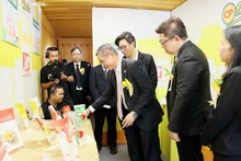 新加坡驻胡志明市总领事彭迪成参观C.P.（越南）股份公司展位展出的产品。（图片来源：《同奈报》）