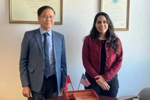 越南驻旧金山总领事黄英俊与洛杉矶国际关系副市长迪尔普里特·西杜。