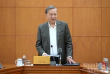 苏林总书记在会上发表讲话。