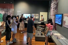 游客参观岘港博物馆。