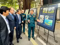 人民武装力量英雄范遵中将在“联盟37号航天飞行——越俄空间合作的象征”展览上介绍相关事宜。
